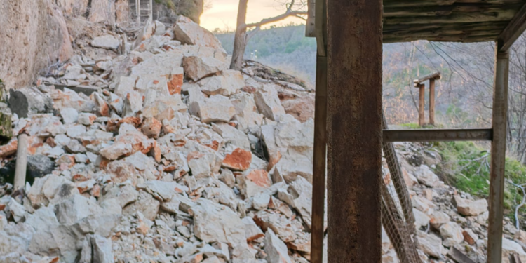 Un desprendimiento de rocas en la Hoz de Beteta destroza la pasarela de madera junto a la Cascada de Castro