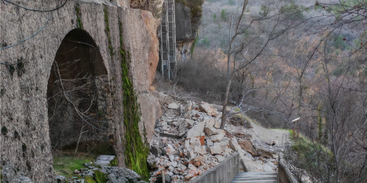 Un desprendimiento de rocas en la Hoz de Beteta destroza la pasarela de madera junto a la Cascada de Castro