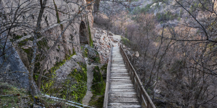Un desprendimiento de rocas en la Hoz de Beteta destroza la pasarela de madera junto a la Cascada de Castro
