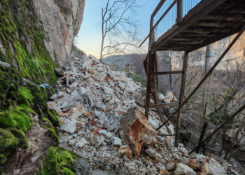 Un desprendimiento de rocas en la Hoz de Beteta destroza la pasarela de madera junto a la Cascada de Castro
