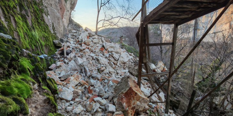 Un desprendimiento de rocas en la Hoz de Beteta destroza la pasarela de madera junto a la Cascada de Castro