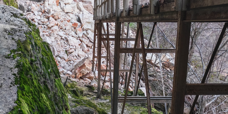 Un desprendimiento de rocas en la Hoz de Beteta destroza la pasarela de madera junto a la Cascada de Castro