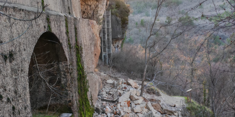 Un desprendimiento de rocas en la Hoz de Beteta destroza la pasarela de madera junto a la Cascada de Castro