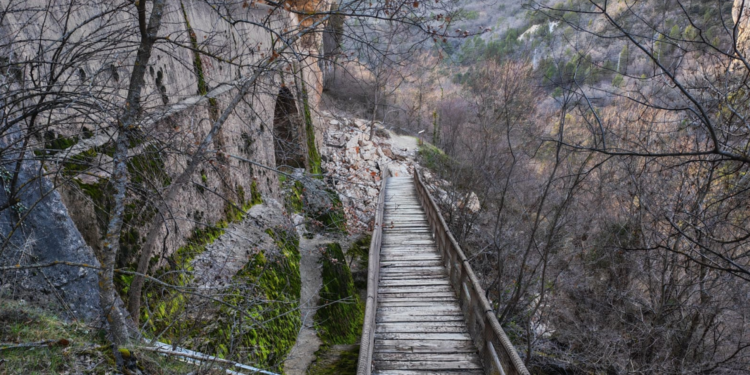 Un desprendimiento de rocas en la Hoz de Beteta destroza la pasarela de madera junto a la Cascada de Castro