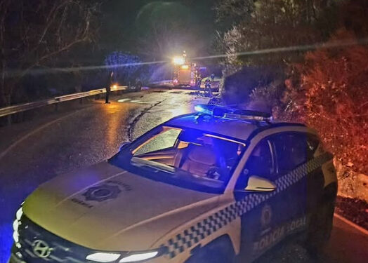 Desprendimiento de rocas en la carretera de Palomera en Cuenca Trafico restablecido tras la intervencion de los bomberos 1