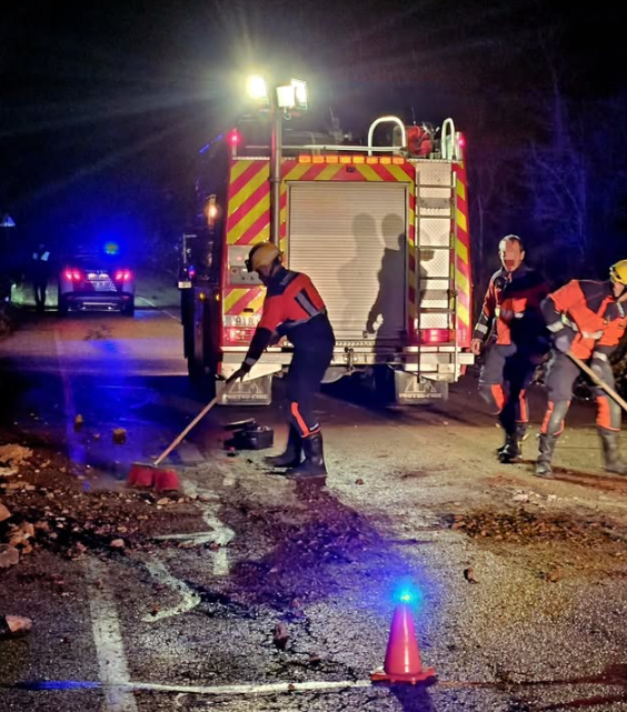 Desprendimiento de rocas en la carretera de Palomera en Cuenca Tráfico restablecido tras la intervención de los bomberos