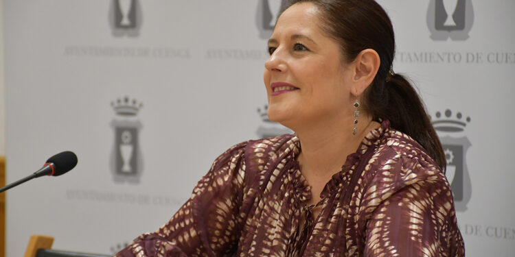 El Ayuntamiento de Cuenca ha aprobado el expediente para la contratación de las obras de reparación del firme y acerados del Paseo de San Antonio y calle San Lucas, toda vez que el asunto ha pasado por Junta de Gobierno Local, tal y como ha informado la portavoz del equipo de Gobierno, Saray Portillo, en rueda de prensa. Con un presupuesto de 715.000 euros, esta actuación “muy demandada por los vecinos y vecinas del barrio, pero también en general por toda la ciudadanía”, ha subrayado Portillo. La actuación incluye obras de rehabilitación de firmes sobre calzada y acera, concretamente reconstrucción de seis pasos de peatones elevados sobre rasante, fresado de pavimentos deteriorados, refuerzo de firme y reparación de acerado. Además, renovación de la señalización vertical y horizontal, y sustitución de todo el mobiliario urbano, como son bancos, barandillas y papeleras.