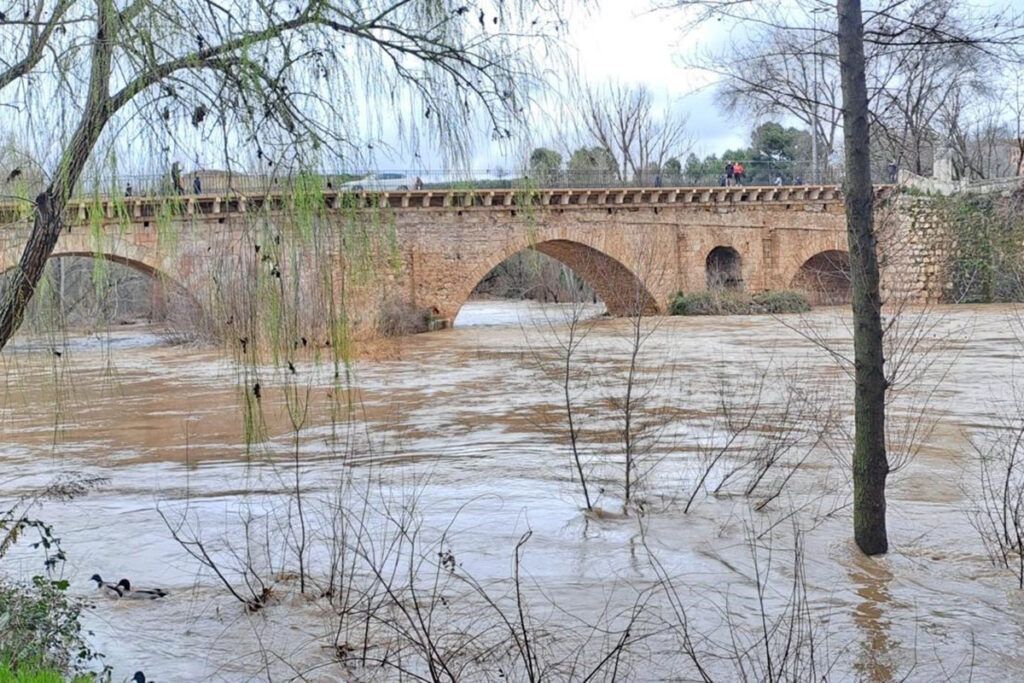 El Ayuntamiento de Guadalajara limita los accesos al Paseo Fluvial ante el aviso de umbral naranja por incremento del caudal del río Henares