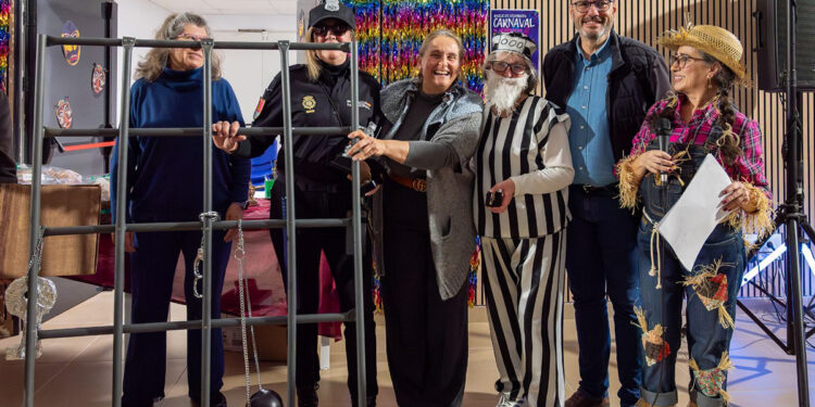 El Baile de Mayores de Carnaval llena el Centro Social Cifuentes