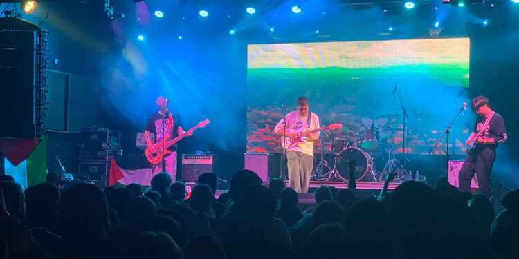 El Festival Insurrection Fest llena de acordes y solidaridad la Sala Óxido de Guadalajara