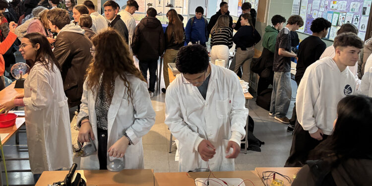 El I. E. S. Antonio Buero Vallejo celebra el Día Internacional de la Mujer y la Niña en la Ciencia con una feria científica y actividades reivindicativas