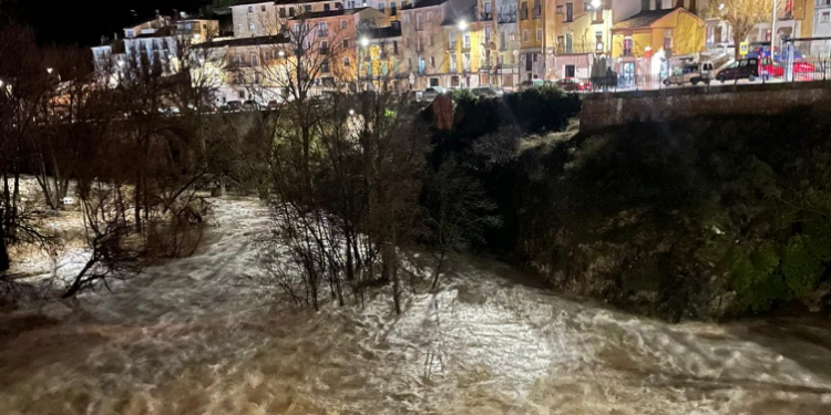 El Júcar se dispara y roza los 200 m³s tras las últimas lluvias