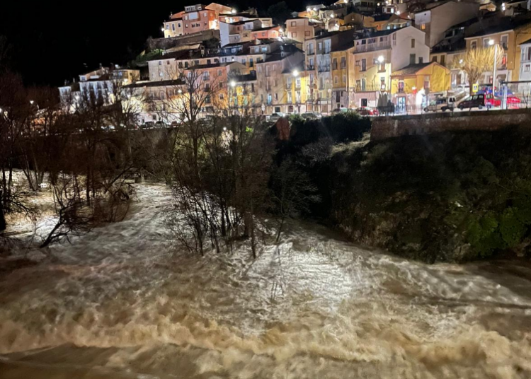 El Júcar se dispara y roza los 200 m³s tras las últimas lluvias
