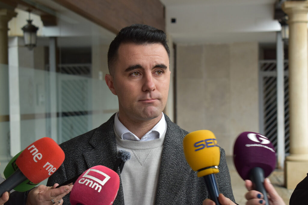 El PSOE responsabiliza a Guarinos de hacer “fracasar el contrato de autobuses por su mala gestión”, dejando un año más a la ciudad con un servicio en precario