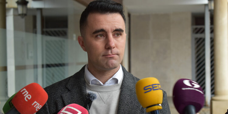 El PSOE responsabiliza a Guarinos de hacer “fracasar el contrato de autobuses por su mala gestión”, dejando un año más a la ciudad con un servicio en precario