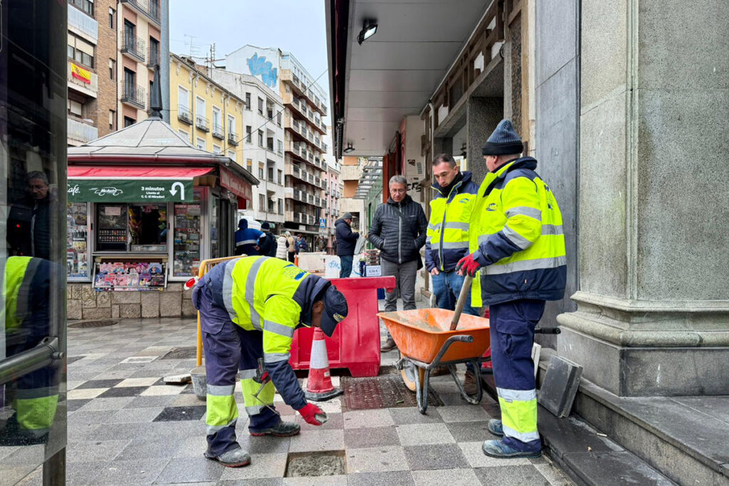 El Plan de Mantenimiento Urbano del Ayuntamiento de Cuenca sigue mejorando el baldosado de la ciudad, ahora en la zona del Xúcar