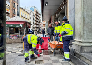 El Plan de Mantenimiento Urbano del Ayuntamiento de Cuenca sigue mejorando el baldosado de la ciudad, ahora en la zona del Xúcar