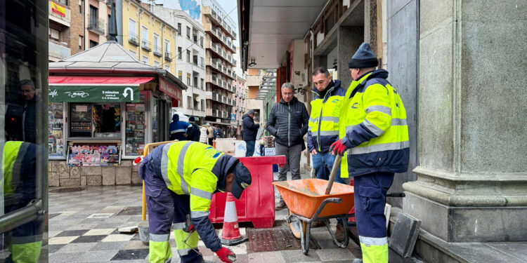 El Plan de Mantenimiento Urbano del Ayuntamiento de Cuenca sigue mejorando el baldosado de la ciudad, ahora en la zona del Xúcar