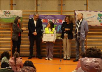El Servicio 1-1-2 de Castilla-La Mancha visita el centro ganador del concurso de dibujo del Teléfono Único el colegio Río Henares de Guadalajara