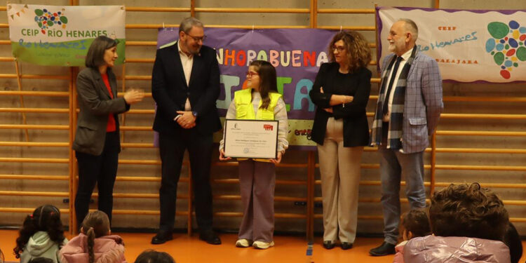 El Servicio 1-1-2 de Castilla-La Mancha visita el centro ganador del concurso de dibujo del Teléfono Único el colegio Río Henares de Guadalajara