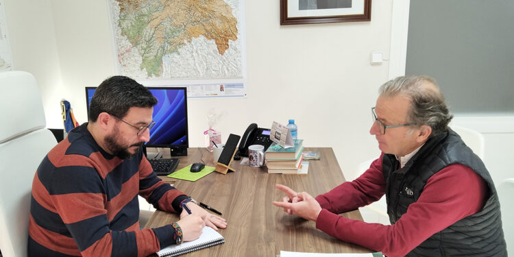 El alcalde de Azuqueca escucha las quejas de APAG por la presencia de conejos en el Corredor