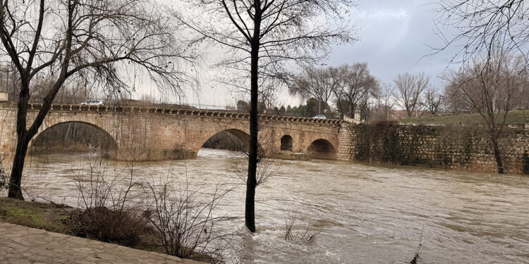 El caudal del Río Henares desciende a umbral naranja a su paso por Guadalajara