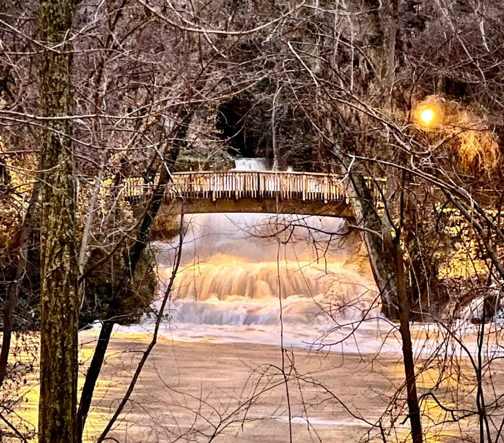 El río Júcar alcanza nivel rojo en Cuenca con un caudal de 246,95 m³s y obliga al cierre de parques y accesos