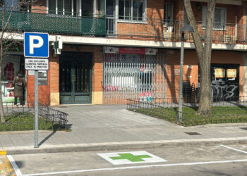 Entran en funcionamiento las primeras plazas de aparcamiento reservado frente a las farmacias en Azuqueca