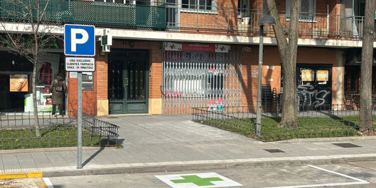 Entran en funcionamiento las primeras plazas de aparcamiento reservado frente a las farmacias en Azuqueca