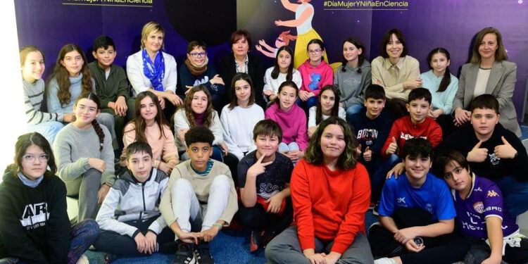 Estudiantes de Los Olivos celebran el «Día de la Mujer y la Niña en la Ciencia» con la ministra de Ciencia