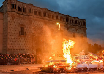 Guadalajara despide el Carnaval 2026 con un multitudinario Entierro de la Sardina que fue quemada junto al Palacio del Infantado