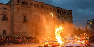 Guadalajara despide el Carnaval 2026 con un multitudinario Entierro de la Sardina que fue quemada junto al Palacio del Infantado