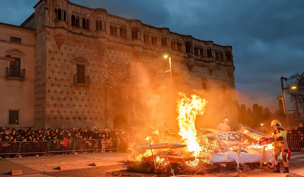 Guadalajara despide el Carnaval 2026 con un multitudinario Entierro de la Sardina que fue quemada junto al Palacio del Infantado 2 Guadalajara despide el Carnaval 2026 con un multitudinario Entierro de la Sardina que fue quemada junto al Palacio del Infantado
