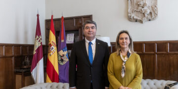 Guarinos recibe al Cónsul de Rumanía en una reunión de trabajo institucional