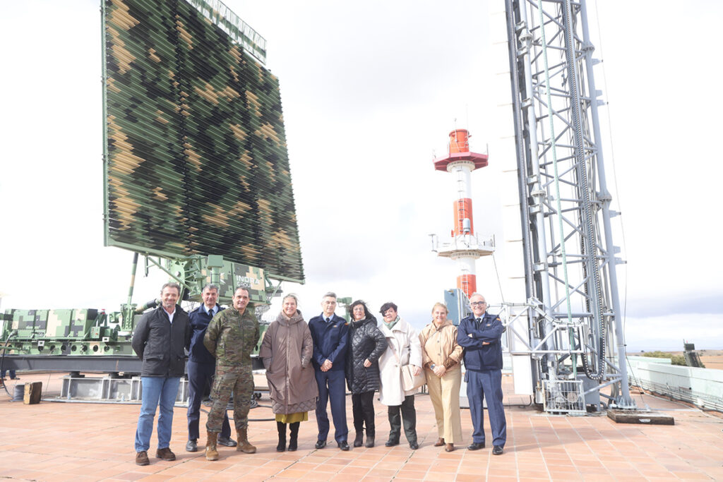 Guarinos visita el CEAR del INTA, centro estratégico de Defensa y referencia internacional en radar