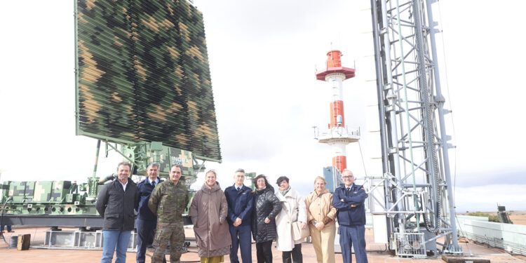 Guarinos visita el CEAR del INTA, centro estratégico de Defensa y referencia internacional en radar