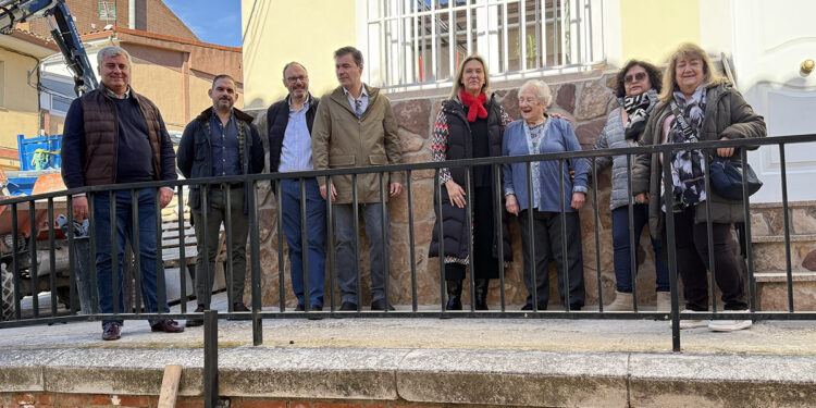 Guarinos visita el inicio de las obras de mejora de la Calle Sevilla, reivindicación histórica del barrio Alamín