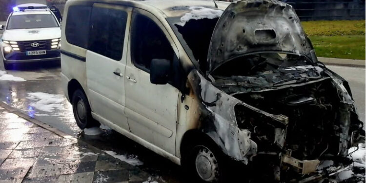 Incendio en una furgoneta en la glorieta Víctimas del Terrorismo de Cuenca sin heridos