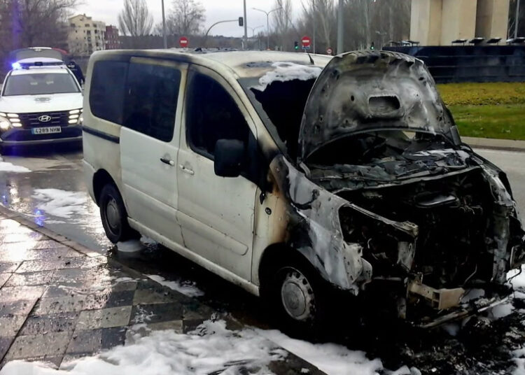 Incendio en una furgoneta en la glorieta Víctimas del Terrorismo de Cuenca sin heridos