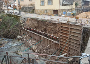 Iniciado el arreglo del muro junto al puente del Río Masegar en El Tobar