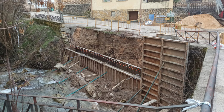 Iniciado el arreglo del muro junto al puente del Río Masegar en El Tobar