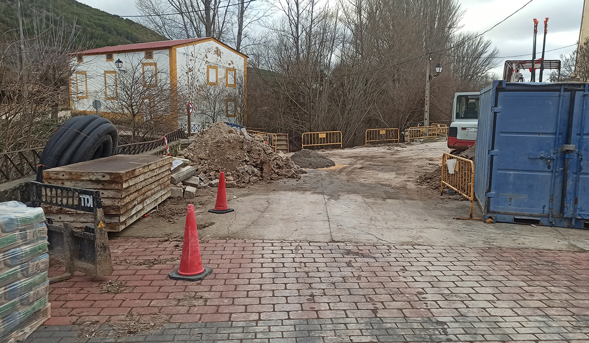 Iniciado el arreglo del muro junto al puente del Río Masegar en El Tobar