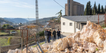 La Diputación de Guadalajara actúa de urgencia en la calle Hocino de Pastrana para restablecer el paso seguro de personas y vehículos