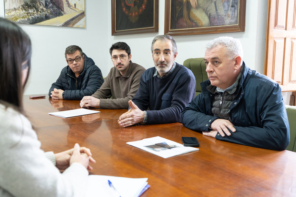 La Diputación de Guadalajara apoyará técnica y económicamente la rehabilitación del puente de Checa 2 La Diputación de Guadalajara apoyará técnica y económicamente la rehabilitación del puente de la Virgen sobre el río Cabrillas, en el municipio de Checa, tras los daños detectados el 25 de diciembre de 2025, cuando se produjo la rotura de la tubería de abastecimiento de agua y el desplome de parte de la cimentación del puente, lo que ha obligado al Ayuntamiento a prohibir, por motivos de seguridad, la circulación sobre esta infraestructura desde entonces.
El presidente de la Diputación de Guadalajara, José Luis Vega, ha visitado Checa acompañado por el diputado delegado de Centros Comarcales e Infraestructuras, David Pardo, y por la diputada de Empleo Público y Régimen Interno, Rosa Abel Muñoz, con el objetivo de conocer de primera mano el estado del puente y definir, junto a los técnicos, las actuaciones necesarias para consolidar esta infraestructura esencial para el municipio.
Durante la reunión celebrada en el Ayuntamiento, en la que participaron el alcalde y varios concejales, se han abordado las cuestiones técnicas necesarias para la rehabilitación del puente. Como paso previo a la redacción del proyecto, se realizará una cata en la margen izquierda aguas arriba del puente, con el fin de determinar la profundidad a la que se encuentra el terreno firme y poder recalzar adecuadamente la cimentación. Para ello, la Diputación ya ha solicitado a la Confederación Hidrográfica del Tajo los permisos correspondientes. Una vez determinada la profundidad del estrato de apoyo de los estribos, una empresa especializada en patologías estructurales redactará el proyecto que definirá los trabajos de consolidación y rehabilitación del puente. Posteriormente, el proyecto será remitido a la Confederación Hidrográfica del Tajo para su autorización y, una vez obtenida, la Diputación procederá a licitar las obras para su ejecución.Intervención de urgente necesidad
El alcalde de Checa, Jesús Alba, ha destacado la rápida respuesta de la Diputación ante “la situación de emergencia que vive nuestro municipio” y ha añadido que “estamos muy agradecidos por la presencia del presidente de la Diputación y de los diputados, y por la ayuda que nos están prestando ante un problema muy grave para el municipio”. En este sentido, ha recordado que el puente de la Virgen constituye el principal acceso a Checa y su cierre está generando importantes dificultades, especialmente en situaciones de urgencia o para el reparto de suministros. Se trata, además, de “una obra de gran envergadura que el Ayuntamiento no puede afrontar por sí solo”, por lo que el alcalde ha remarcado que sin el apoyo de la Diputación no sería posible ejecutar los trabajos necesarios para su recuperación.
Por su parte, José Luis Vega ha reiterado el compromiso de la Diputación con el municipio y ha asegurado que apoyará al Ayuntamiento de Checa con los recursos técnicos y económicos necesarios para llevar a cabo esta intervención. El presidente de la Institución provincial ha señalado que se trata de una actuación muy compleja, que deberá ser ejecutada por empresas especializadas y ha añadido que pronto será posible iniciar la redacción del proyecto: “en cuanto lo tengamos, nos encargaremos de garantizar la financiación necesaria para realizar los trabajos”.
Asimismo, el presidente de la Diputación ha pedido paciencia a la población y ha explicado que los técnicos confían en que las obras puedan llevarse a cabo durante este verano. “Somos conscientes de que se trata de una necesidad urgente, ya que es un acceso fundamental al municipio, y la Diputación va a estar, como siempre, cerca de los ayuntamientos y de los vecinos para dar respuesta a sus necesidades”, ha señalado.
Mientras se realiza la actuación en el puente, la Diputación de Guadalajara realizará actuaciones de mejora en la carretera GU-982, que está sirviendo como acceso alternativo al municipio, con el objetivo de facilitar el tránsito de vehículos.