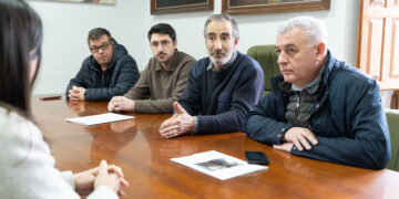 La Diputación de Guadalajara apoyará técnica y económicamente la rehabilitación del puente de la Virgen sobre el río Cabrillas, en el municipio de Checa, tras los daños detectados el 25 de diciembre de 2025, cuando se produjo la rotura de la tubería de abastecimiento de agua y el desplome de parte de la cimentación del puente, lo que ha obligado al Ayuntamiento a prohibir, por motivos de seguridad, la circulación sobre esta infraestructura desde entonces. El presidente de la Diputación de Guadalajara, José Luis Vega, ha visitado Checa acompañado por el diputado delegado de Centros Comarcales e Infraestructuras, David Pardo, y por la diputada de Empleo Público y Régimen Interno, Rosa Abel Muñoz, con el objetivo de conocer de primera mano el estado del puente y definir, junto a los técnicos, las actuaciones necesarias para consolidar esta infraestructura esencial para el municipio. Durante la reunión celebrada en el Ayuntamiento, en la que participaron el alcalde y varios concejales, se han abordado las cuestiones técnicas necesarias para la rehabilitación del puente. Como paso previo a la redacción del proyecto, se realizará una cata en la margen izquierda aguas arriba del puente, con el fin de determinar la profundidad a la que se encuentra el terreno firme y poder recalzar adecuadamente la cimentación. Para ello, la Diputación ya ha solicitado a la Confederación Hidrográfica del Tajo los permisos correspondientes. Una vez determinada la profundidad del estrato de apoyo de los estribos, una empresa especializada en patologías estructurales redactará el proyecto que definirá los trabajos de consolidación y rehabilitación del puente. Posteriormente, el proyecto será remitido a la Confederación Hidrográfica del Tajo para su autorización y, una vez obtenida, la Diputación procederá a licitar las obras para su ejecución. Intervención de urgente necesidad El alcalde de Checa, Jesús Alba, ha destacado la rápida respuesta de la Diputación ante “la situación de emergencia que vive nuestro municipio” y ha añadido que “estamos muy agradecidos por la presencia del presidente de la Diputación y de los diputados, y por la ayuda que nos están prestando ante un problema muy grave para el municipio”. En este sentido, ha recordado que el puente de la Virgen constituye el principal acceso a Checa y su cierre está generando importantes dificultades, especialmente en situaciones de urgencia o para el reparto de suministros. Se trata, además, de “una obra de gran envergadura que el Ayuntamiento no puede afrontar por sí solo”, por lo que el alcalde ha remarcado que sin el apoyo de la Diputación no sería posible ejecutar los trabajos necesarios para su recuperación. Por su parte, José Luis Vega ha reiterado el compromiso de la Diputación con el municipio y ha asegurado que apoyará al Ayuntamiento de Checa con los recursos técnicos y económicos necesarios para llevar a cabo esta intervención. El presidente de la Institución provincial ha señalado que se trata de una actuación muy compleja, que deberá ser ejecutada por empresas especializadas y ha añadido que pronto será posible iniciar la redacción del proyecto: “en cuanto lo tengamos, nos encargaremos de garantizar la financiación necesaria para realizar los trabajos”. Asimismo, el presidente de la Diputación ha pedido paciencia a la población y ha explicado que los técnicos confían en que las obras puedan llevarse a cabo durante este verano. “Somos conscientes de que se trata de una necesidad urgente, ya que es un acceso fundamental al municipio, y la Diputación va a estar, como siempre, cerca de los ayuntamientos y de los vecinos para dar respuesta a sus necesidades”, ha señalado. Mientras se realiza la actuación en el puente, la Diputación de Guadalajara realizará actuaciones de mejora en la carretera GU-982, que está sirviendo como acceso alternativo al municipio, con el objetivo de facilitar el tránsito de vehículos.