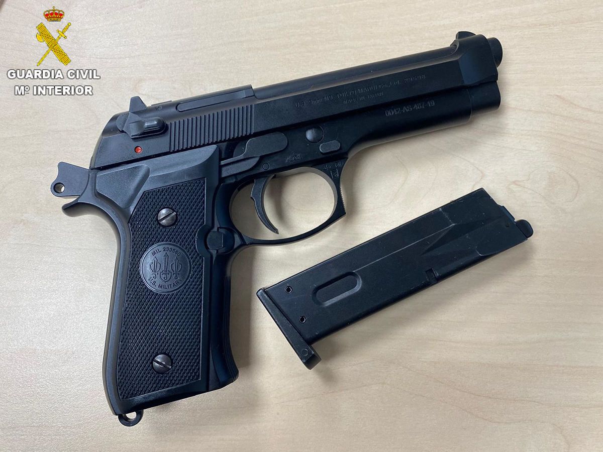 La Guardia Civil detecta falsificaciones, tabaco ilegal y una pistola simulada en varios bazares de Cuenca