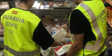 La Guardia Civil detecta falsificaciones, tabaco ilegal y una pistola simulada en varios bazares de Cuenca