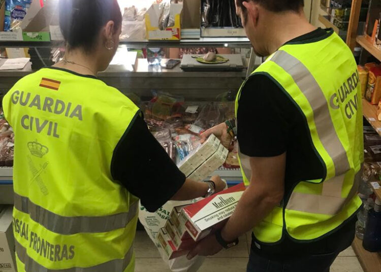 Redada contra el tabaco ilegal en Cuenca: la Guardia Civil requisa vapeadores y cigarros sueltos en comercios de la capital