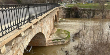 La Junta manifiesta su satisfacción ante el reconocimiento del Ayuntamiento de su responsabilidad sobre el entorno del Puente Árabe