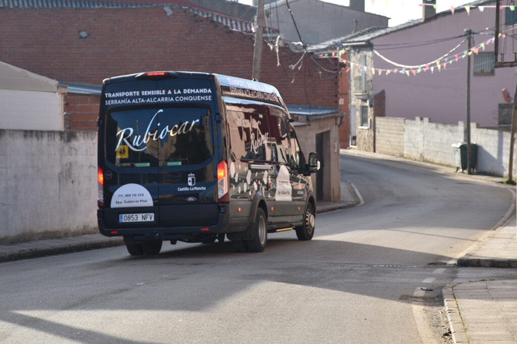 La Junta organiza charlas informativas en Priego, Sotorribas y Huete para dar a conocer el nuevo servicio de Transporte a la Demanda